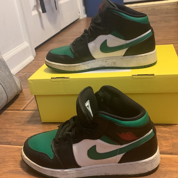 Like new! Pine green Nike jordan mids size 7 - Picture 4 of 6